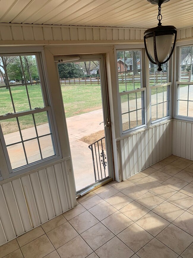 Building Photo - Country Living with City Convenience!