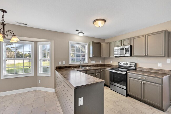 Building Photo - 3 bedroom with BONUS! Fenced Yard $500 off MOVE IN SPECIAL!