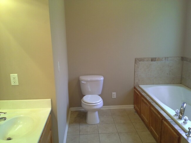 Building Photo - Large 5 bedroom raised ranch