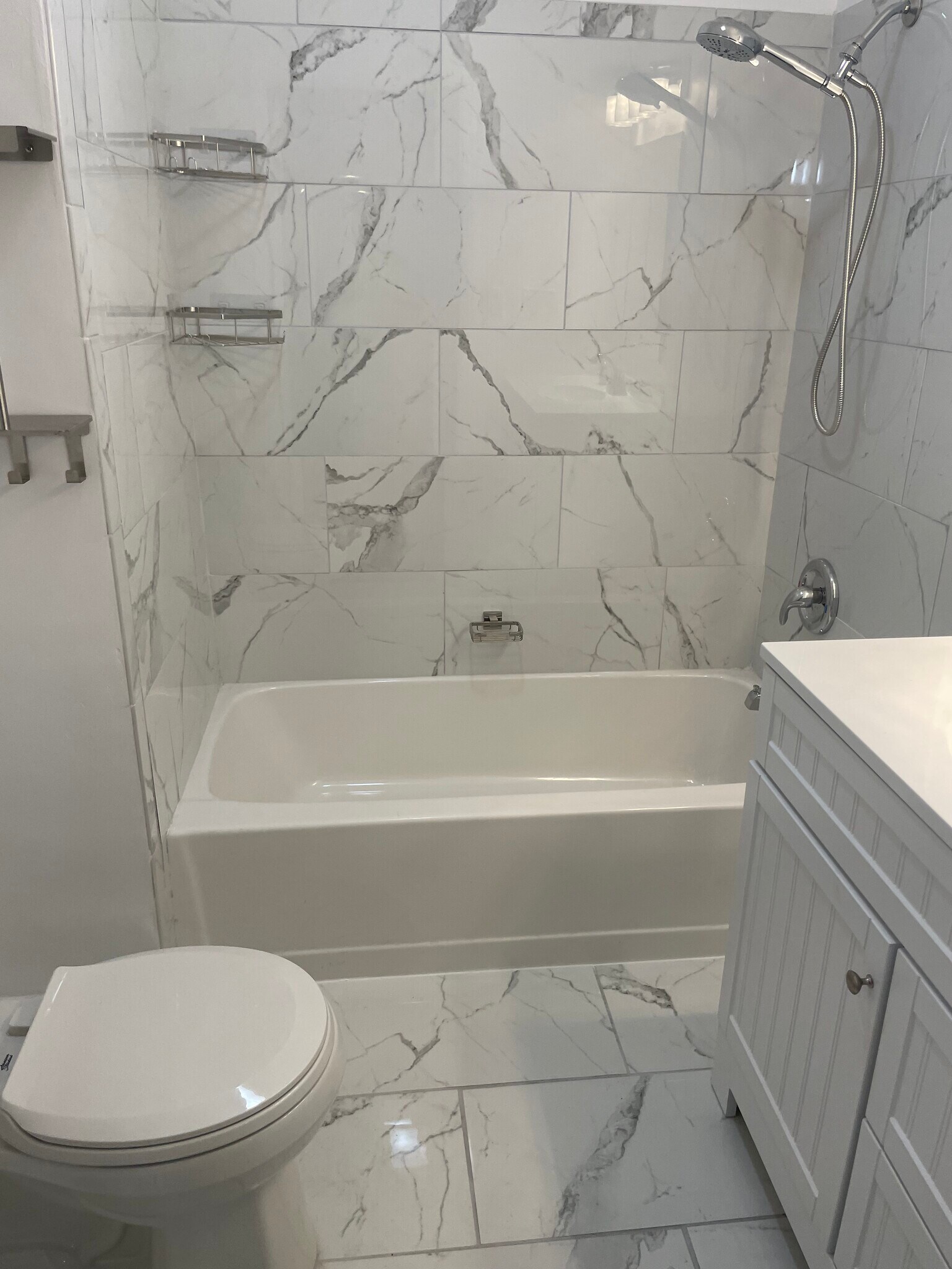 Main bathroom (1) - 1208 W 81st Pl