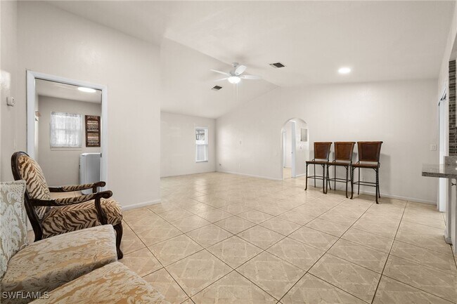 Building Photo - 415 SE 12th Ct
