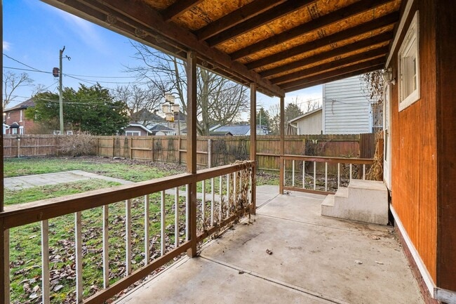 Building Photo - 3 BED 2 FULL BATH W/ OFFICE - AVAILABLE NOW