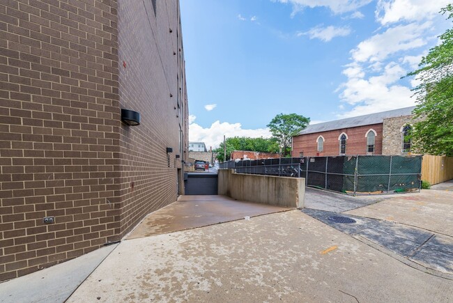 Building Photo - 2 bedroom 2 bath condo in Adams Morgan