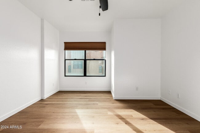 Building Photo - 330 S Farmer Ave