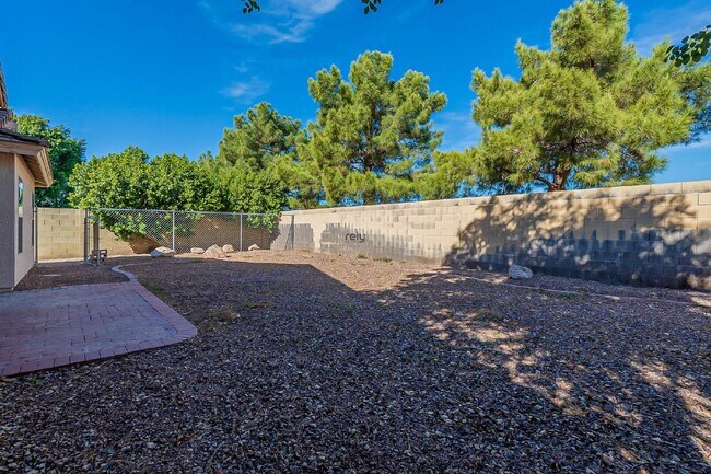 Building Photo - 11570 W Yuma St