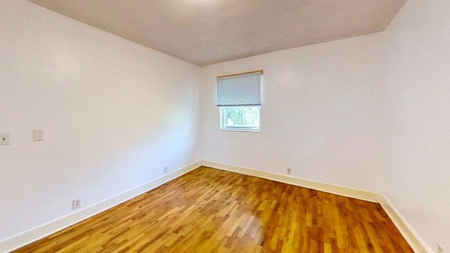 Building Photo - Large Home with Spiral Staircase in York Neighborhood!