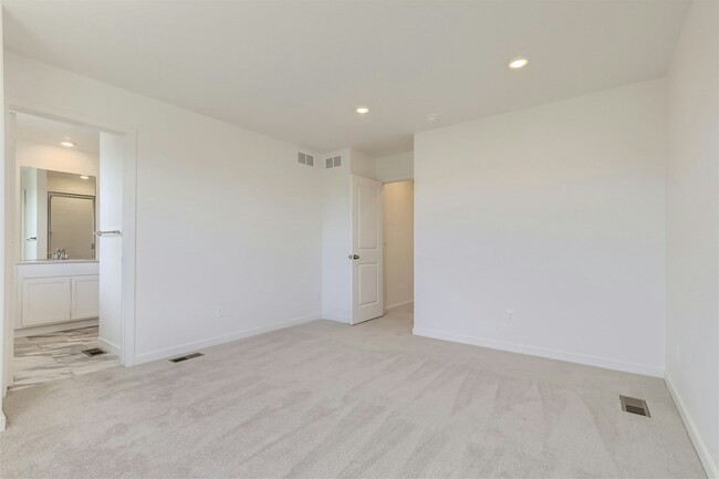 Building Photo - 560 Cottonwood Avenue