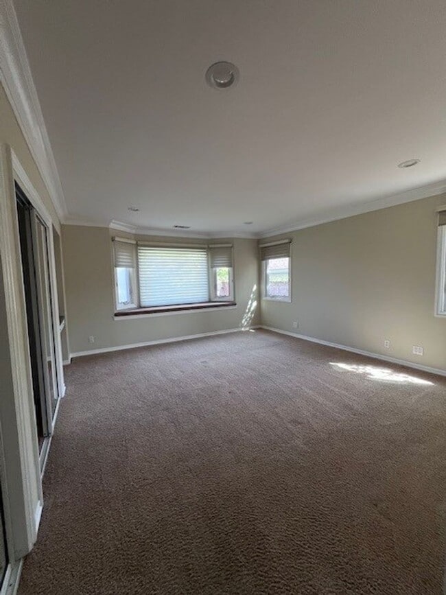 Building Photo - Charming 3 bedroom/ 2 bath single-family home