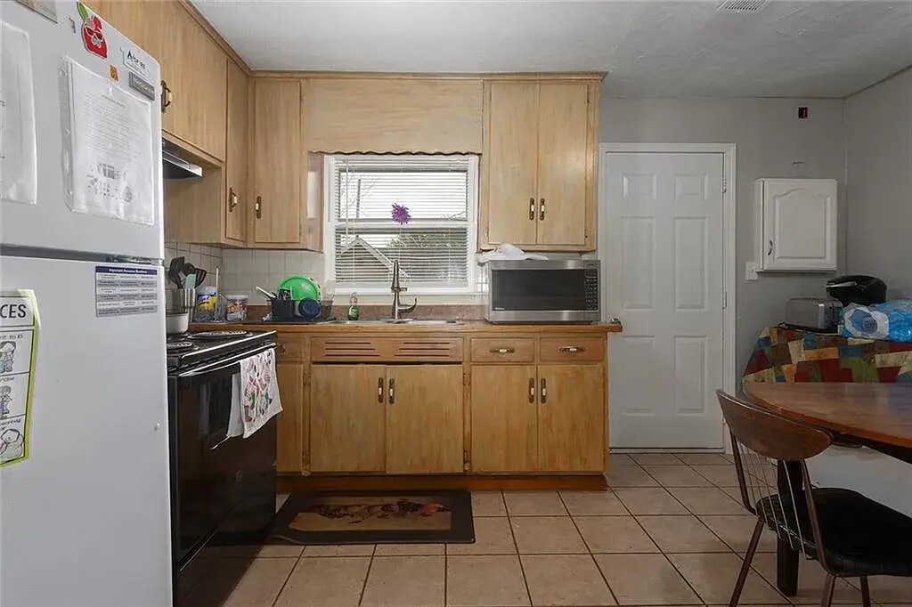 Kitchen - 1825 N 47th St