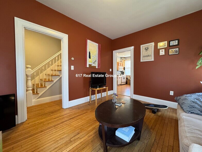 Primary Photo - 1 Everett Sq