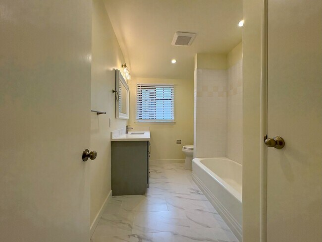 Building Photo - Beautifully Updated 2BR/2BA – Yard & Garage