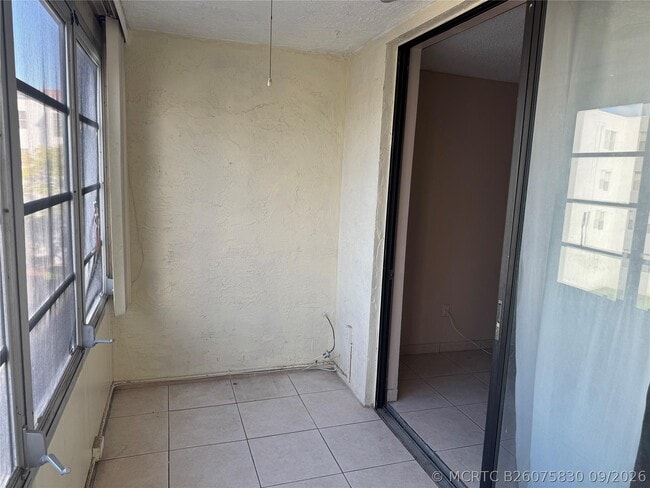 Building Photo - 2860 Somerset Dr