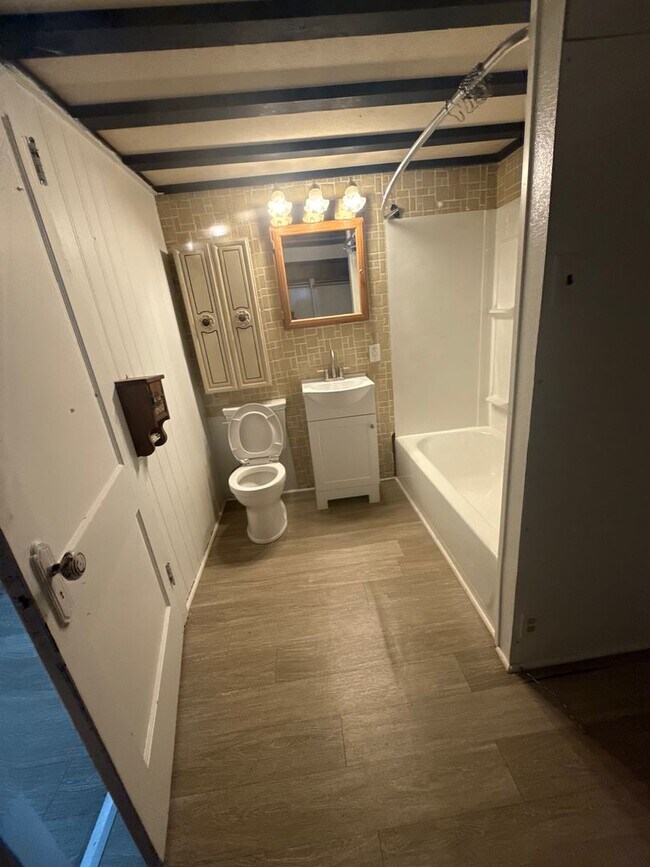 Building Photo - **3-Bedroom, 2-Bathroom House for Rent**