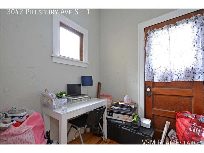 Building Photo - 3-bedroom 1 bath in uptown plus bonus room...