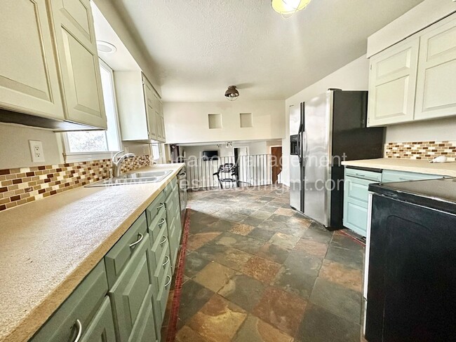 Building Photo - 3 bed 2.5 bath home  - Close to Boise foot...