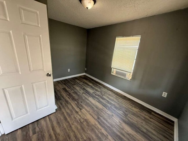 Building Photo - Cozy Plant City Bungalow