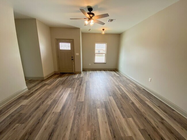 Building Photo - 2BR/2BA Duplex in Westlake – All-Inclusive Utility Option Available!