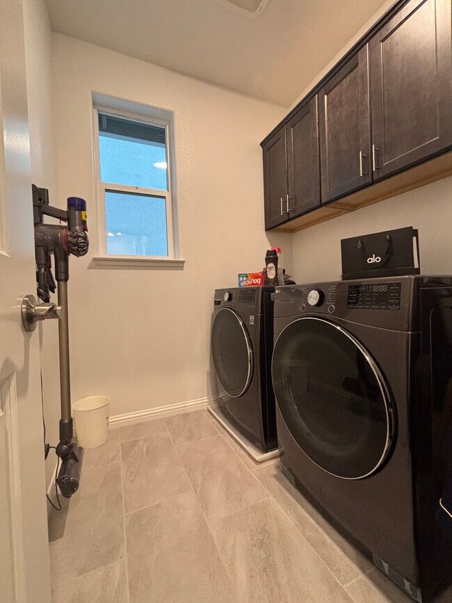 Building Photo - Gorgeous New home with 4 bed/2.5 bath in Brentwood