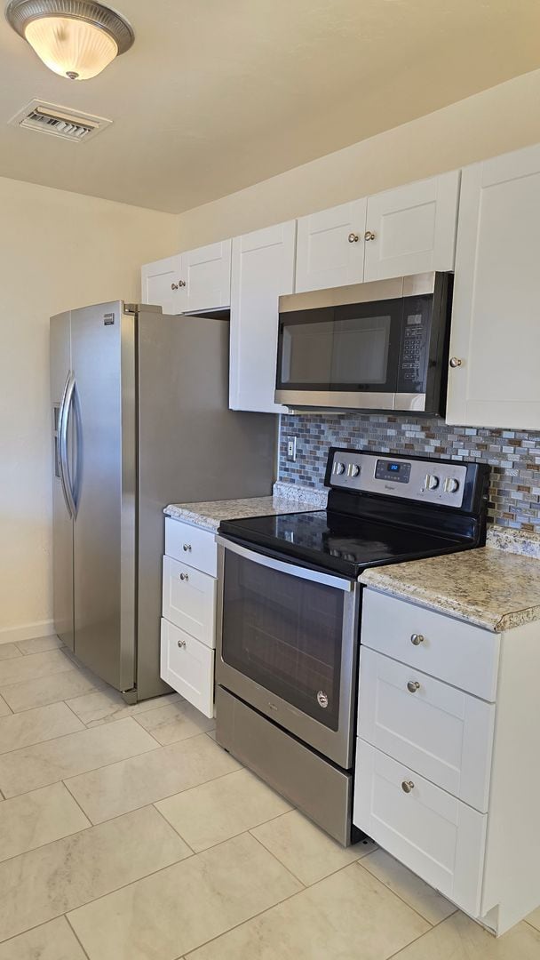 Building Photo - Beautiful Renovated  4 Bed 2 Bath HOME!