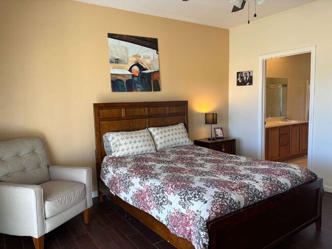Building Photo - 2 Bedrooms / 2 Bathrooms Condo for Ren,  F...