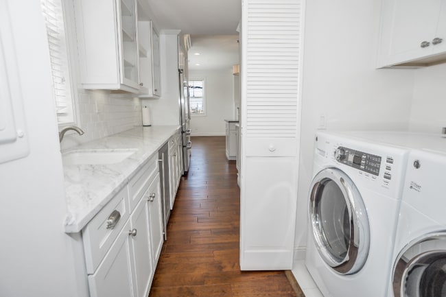 Building Photo - 7716 Ivanhoe Ave