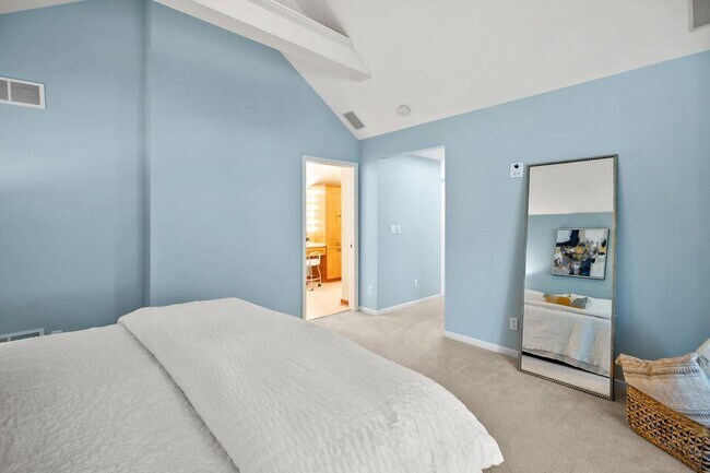 Building Photo - 5160 N Kent Ave