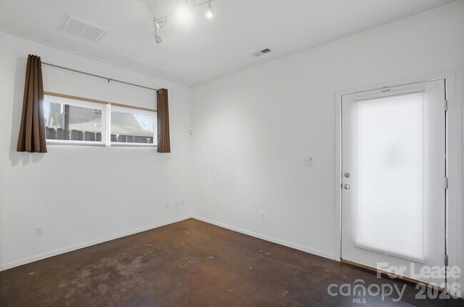 Building Photo - 921 Westbrook Dr