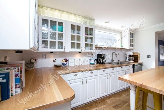 Building Photo - Beautiful Ranch Home in Brookside-Availabl...