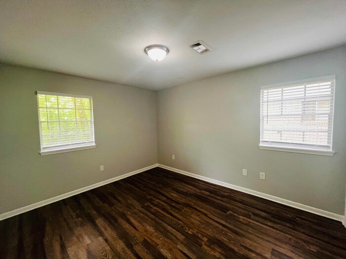 Building Photo - 1345 Stanton Dr