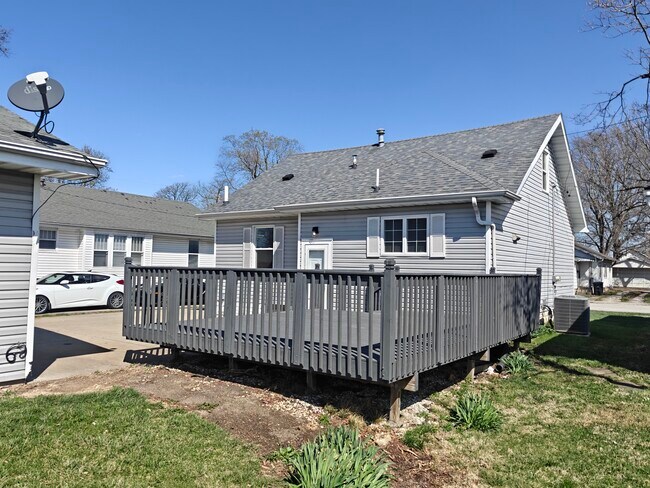 Large back deck - 109 N Oak St