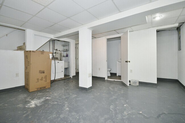 Building Photo - 3174 Churchview Ave