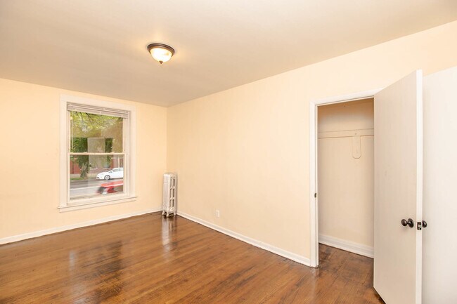 Building Photo - 1532 W Wilson Ave