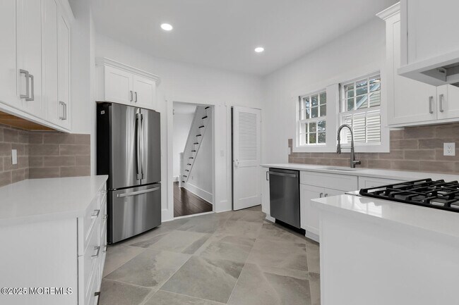 Building Photo - 18 Holly St