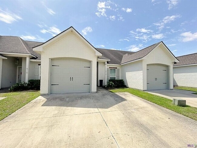 Building Photo - 2 Bedroom Townhome Near LSU| Gated Community