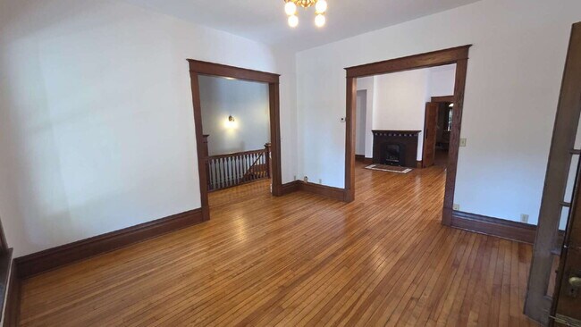 Building Photo - 3 bed - 1 bath One block from Grand Ave in St. Paul
