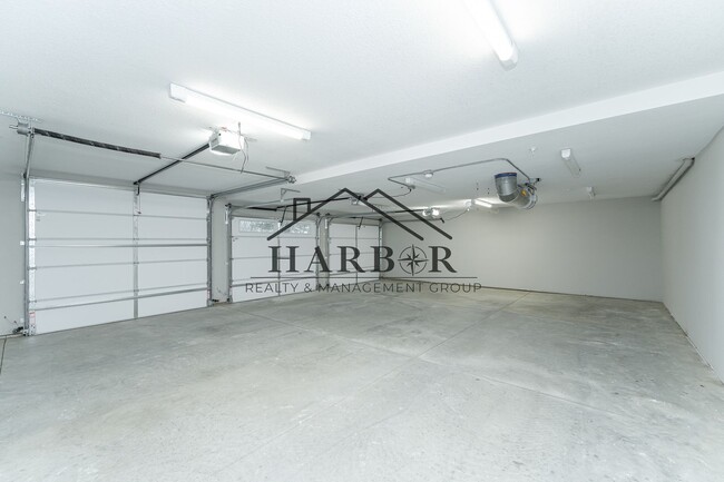 Building Photo - Brand NEW Caroline Apartments -Premier Uni...