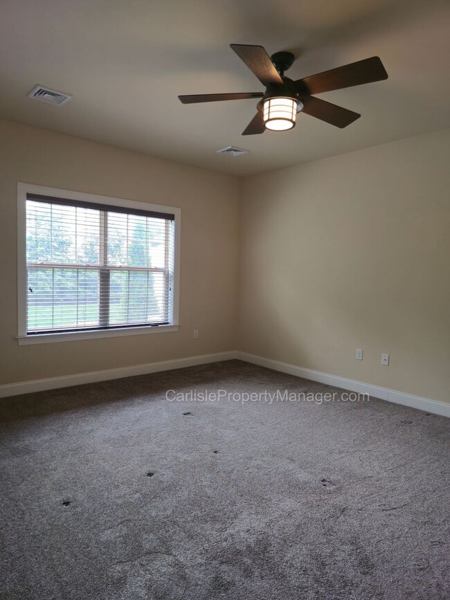 Building Photo - Duplex includes 2 car garage, laundry, pat...