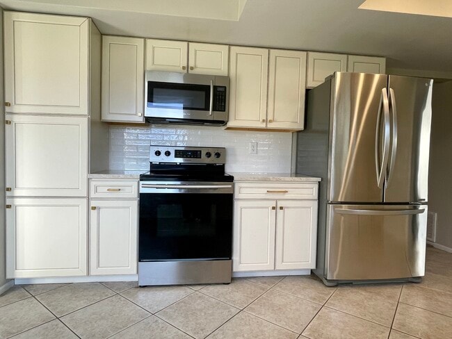 Building Photo - 1943 Sky Dr