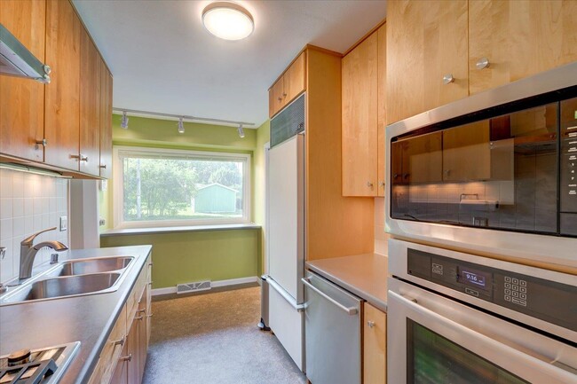 Building Photo - 5813 Anchorage Ave