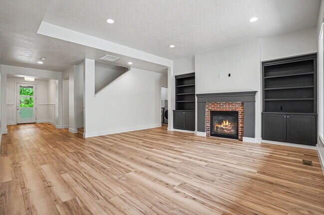 Building Photo - 6120 N Hacienda Ave