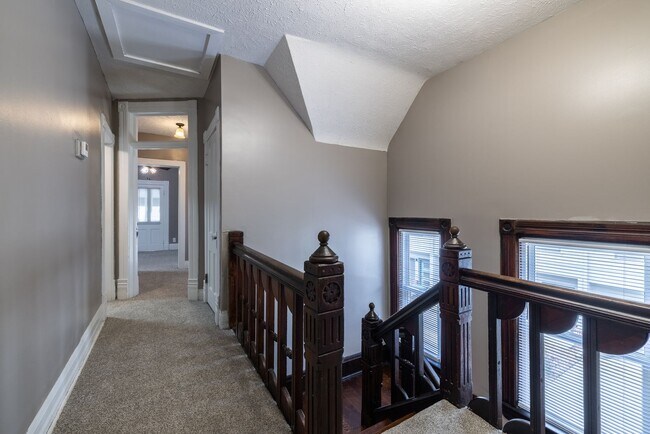 Building Photo - 5 Bedroom 2.5 Bath Midtown Home