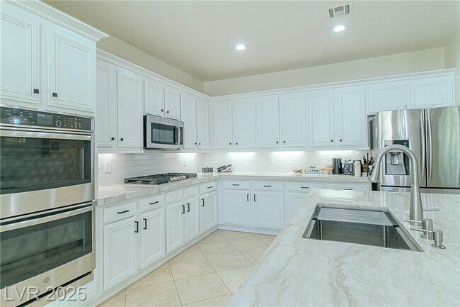 Building Photo - BEAUTIFUL 2 STORY 5 BEDROOM 4 FULL BATHROO...