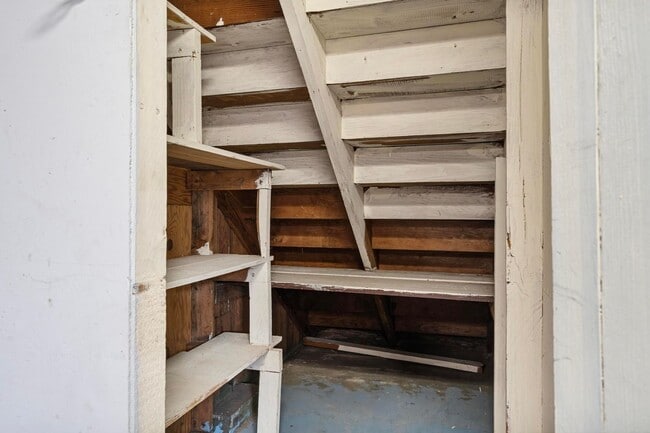 Building Photo - Charming close-in Foster-Powell studio in four-plex—Updated kitchen & bath, shared laundry, share...