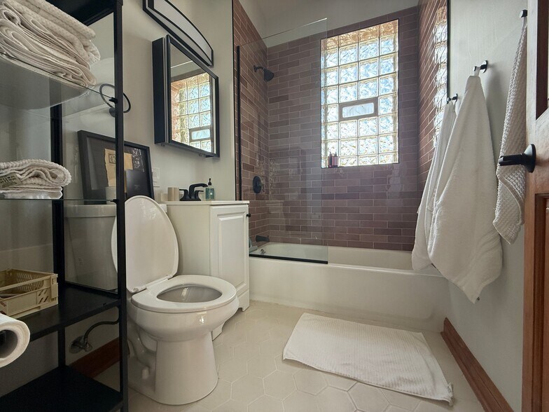 Building Photo - 2842 W Augusta Blvd