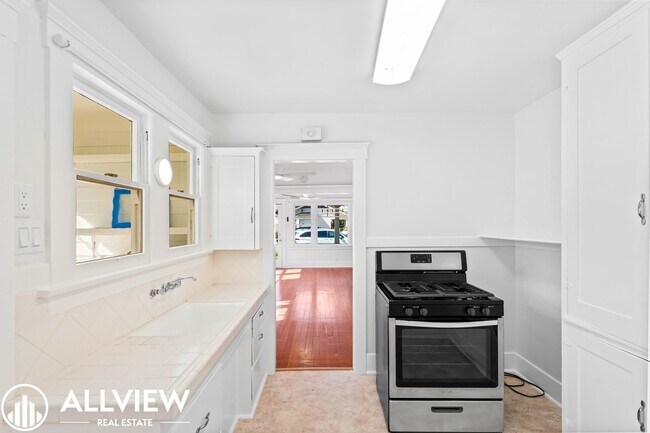 Building Photo - 528-530 E Van Bibber Ave