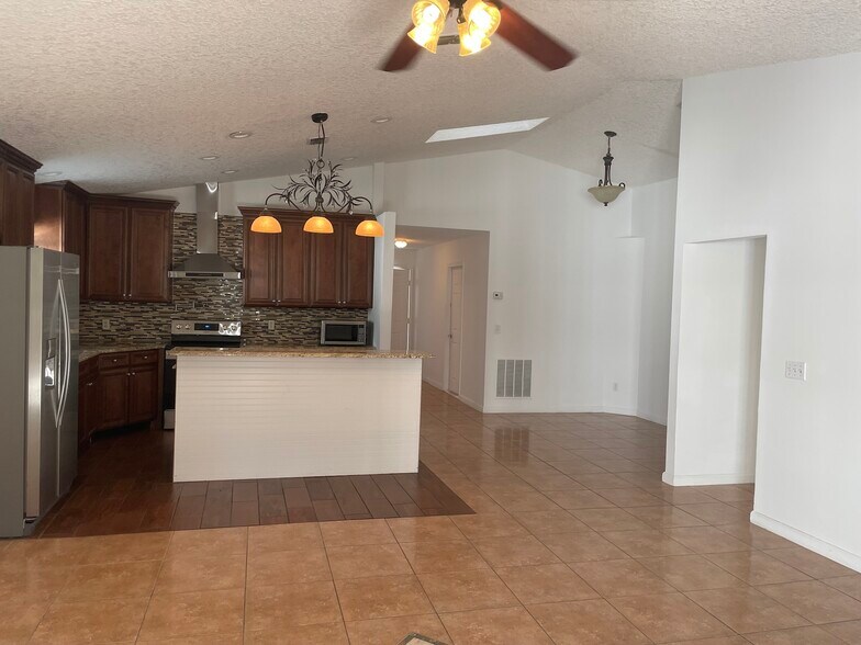 Building Photo - 1902 Ashmore Green Dr