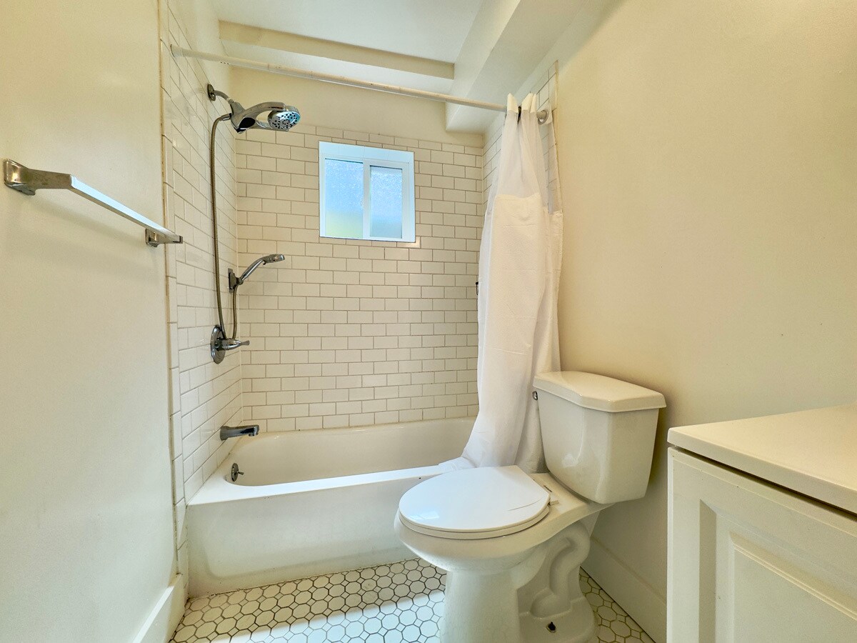 Building Photo - 827 30th St