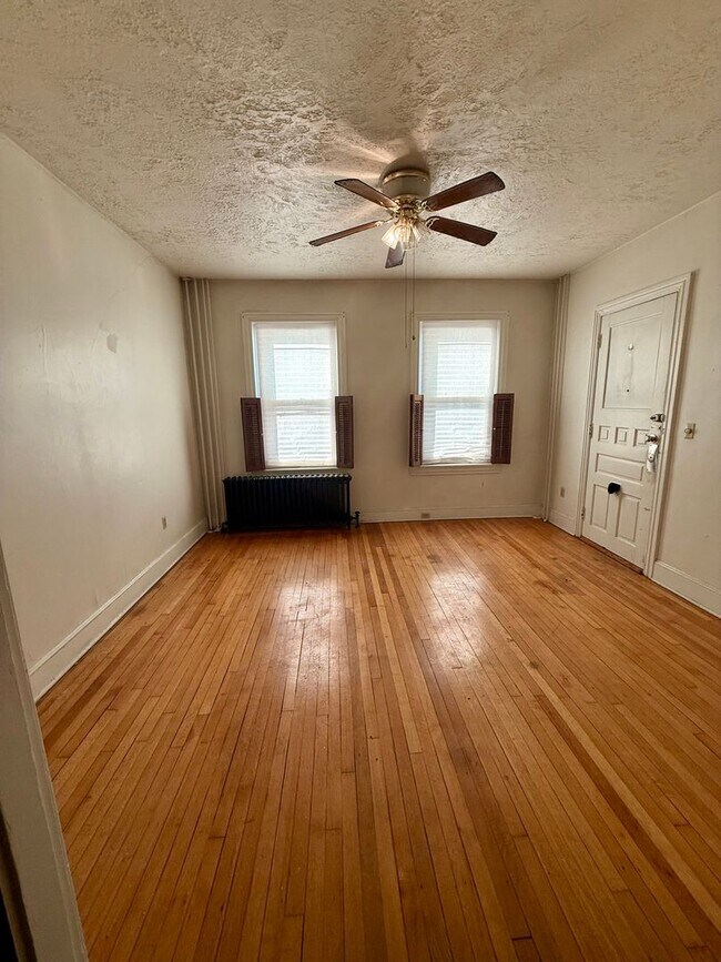 Building Photo - 326 W Broad St