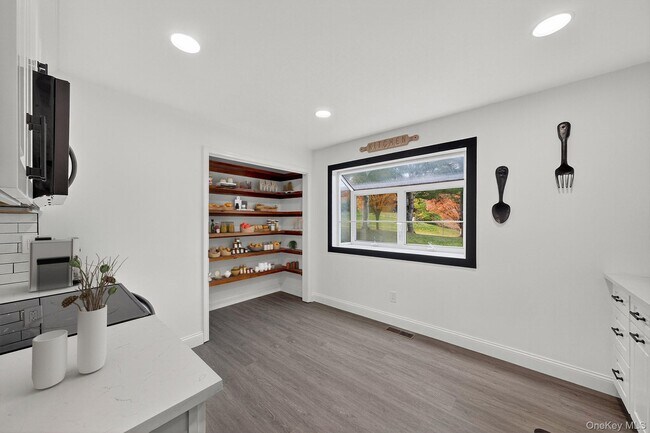 Building Photo - 201 Tamarack Ln