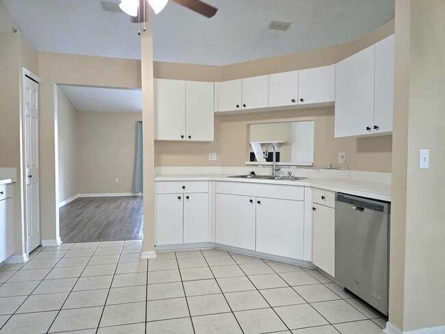 Building Photo - 696 Jessanda Cir